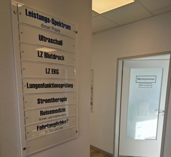 Dieses Bild zeigt einen Ausschnitt aus der Praxis, der verschiedene Leistungen aufzeigt.